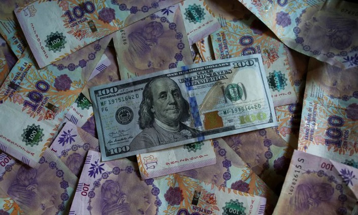وبسبب ارتفاع معدلات التضخم ، فإن الدين العام المقيد يرتفع بمعدل يزيد عن 16.6 مليار دولار في اليوم