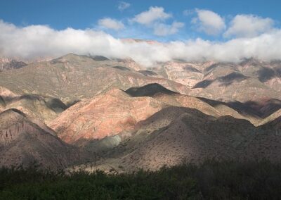 يعتبر Quebrada de Humahuaca ، وهو أخدود عميق من أصل تكتوني ونهري ، أحد مواقع التراث العالمي.