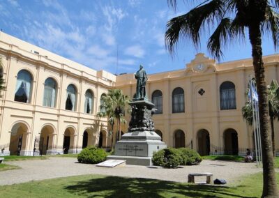 تأسست جامعة قرطبة الوطنية ، وهي أول جامعة أرجنتينية وواحدة من أوائل الجامعات في كل أمريكا ، في عام 1613 ، حيث بدأت حركة إصلاح جامعات أمريكا اللاتينية في عام 1918 .
