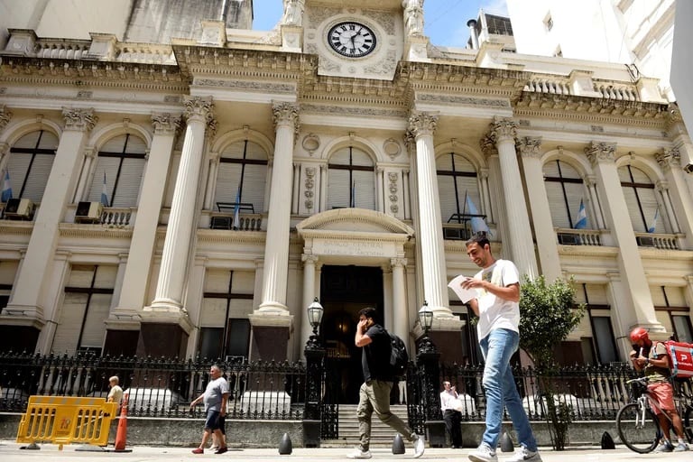 وافق البنك المركزي الارجنتيني على الأوراق النقدية من فئة 10000 بيزو  و 20000 بيزو  ومن المتوقع أن يتم تداولها اعتبارا من يونيو