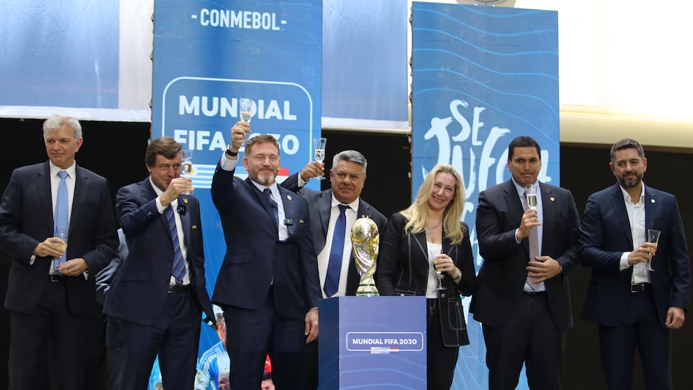 أعلن الفيفا رسميا أن الأرجنتين وأوروغواي وباراغواي ستستضيف المباريات الافتتاحية لكأس العالم 2030