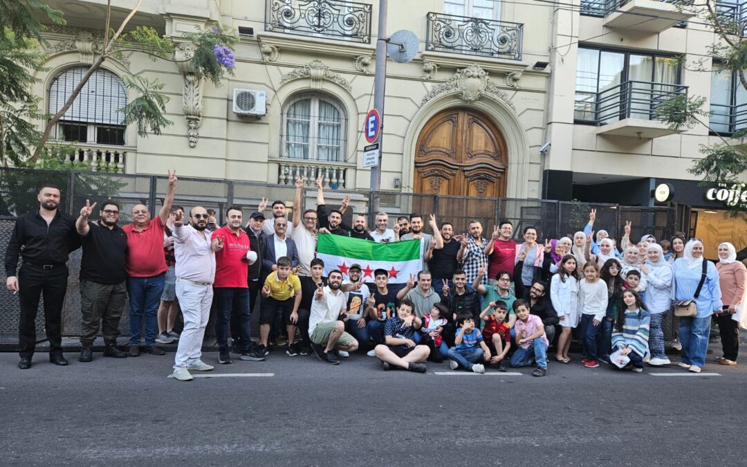 احرار الجالية السورية في الارجنتين يحتفلون بسقوط النظام امام السفارة السورية في بوينس ايرس