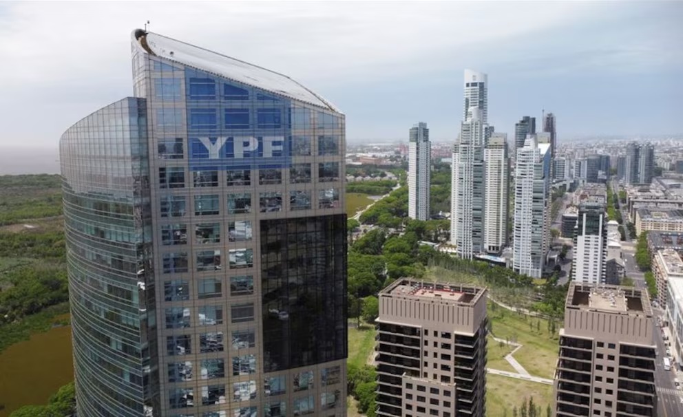 YPF توقع صفقة ضخمة مع الهند لبيع الغاز من Vaca Muerta وتسريع مشروعها للغاز الطبيعي المسال