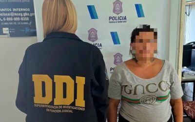تم القبض على امرأة بتهمة بيع ابنتها: تم تقييد الشابة بالسلاسل والاعتداء الجنسي