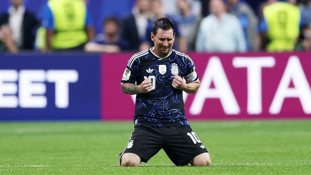 من هدفٍ لا يُنسى في شباك البرازيل إلى اليوم الذي أعلن فيه اعتزاله اللعب الدولي مع المنتخب: القصة الخاصة لميسي مع الملعب الذي يستضيف نهائي كأس العالم.