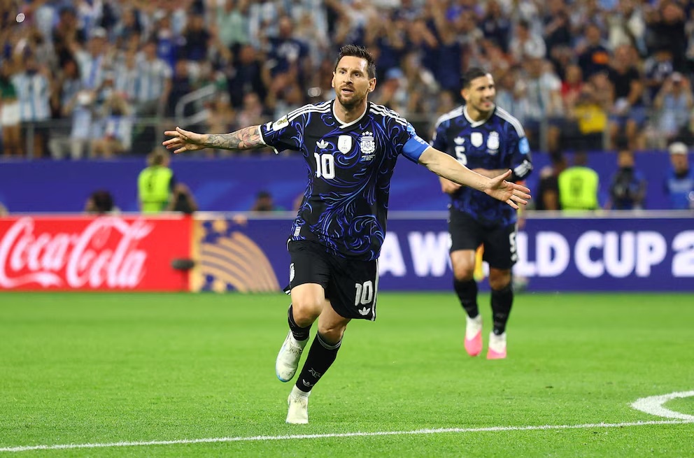 التميمة التاريخية التي سيستخدمها منتخب الأرجنتين في مواجهة إنجلترا لحجز بطاقة التأهل إلى نهائي كأس العالم.