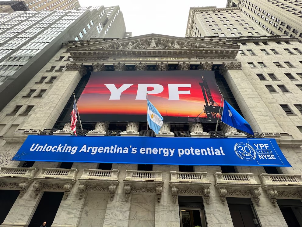 شركة YPF تنفذ تقسيمًا لأسهمها بنسبة 10 مقابل 1.. ماذا يعني ذلك للمستثمرين؟