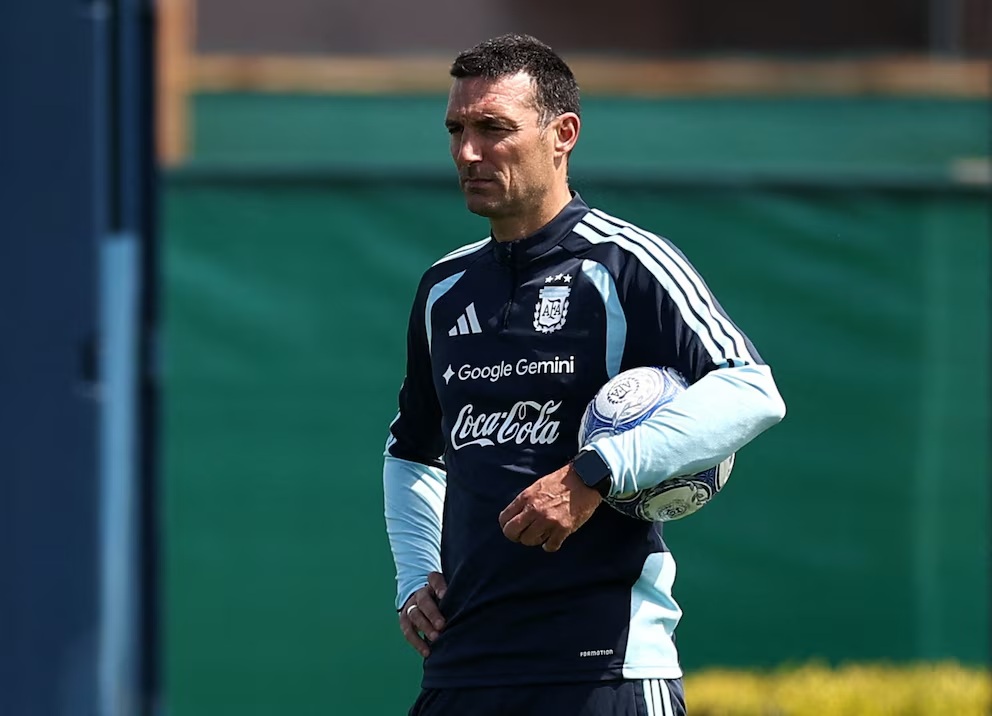 Photo: argentina-arabe.com.ar سكالوني يحسم هوية قائد الأرجنتين بعد اعتزال ميسي ويمازح الجماهير بشأن الهدايا التي تلقاها في بوخاتو