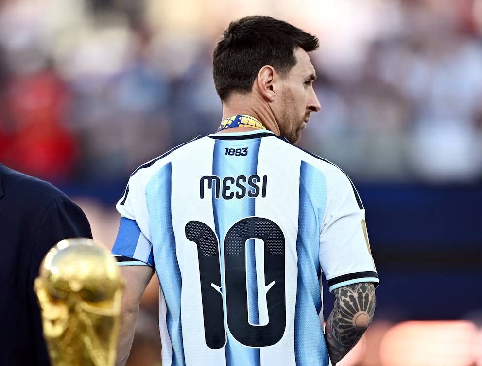 ليونيل ميسي يعلن اعتزاله اللعب مع المنتخب الأرجنتيني وينهي مسيرة تاريخية امتدت أكثر من 20 عامًا