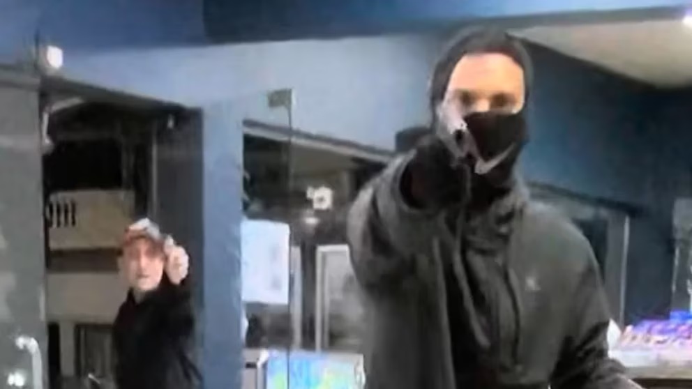 اتفقا على بيع هواتف في محطة وقود بلانوس فتحول اللقاء إلى كمين مسلح وسُرقت منهما أجهزة بملايين البيزوات