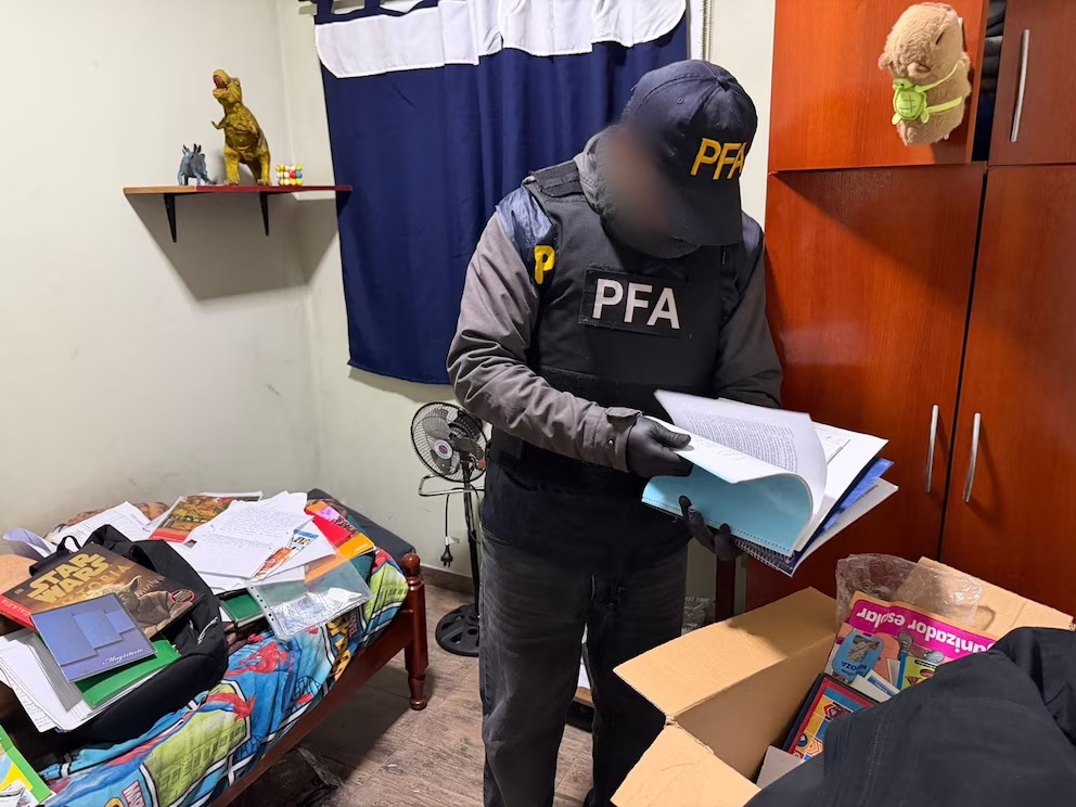 مراهق خطط لقتل زملائه في مدرسة بالأرجنتين وتحدث عن الأمر مع ChatGPT.. تنبيه من FBI يقود إلى مداهمة منزله في كويلمس